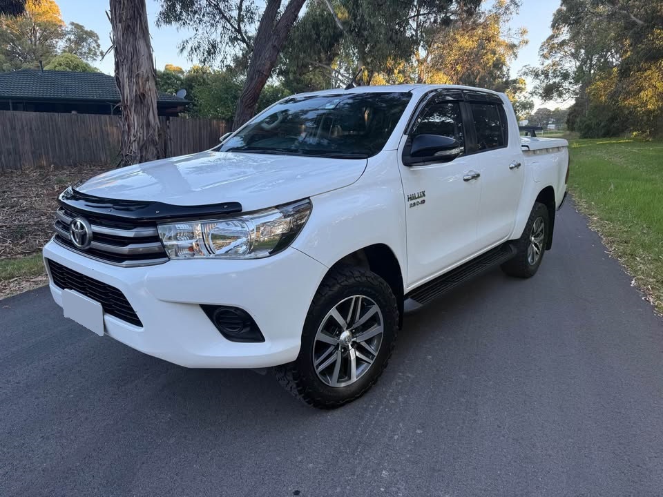 2015 TOYOTA HILUX SR (4x4)